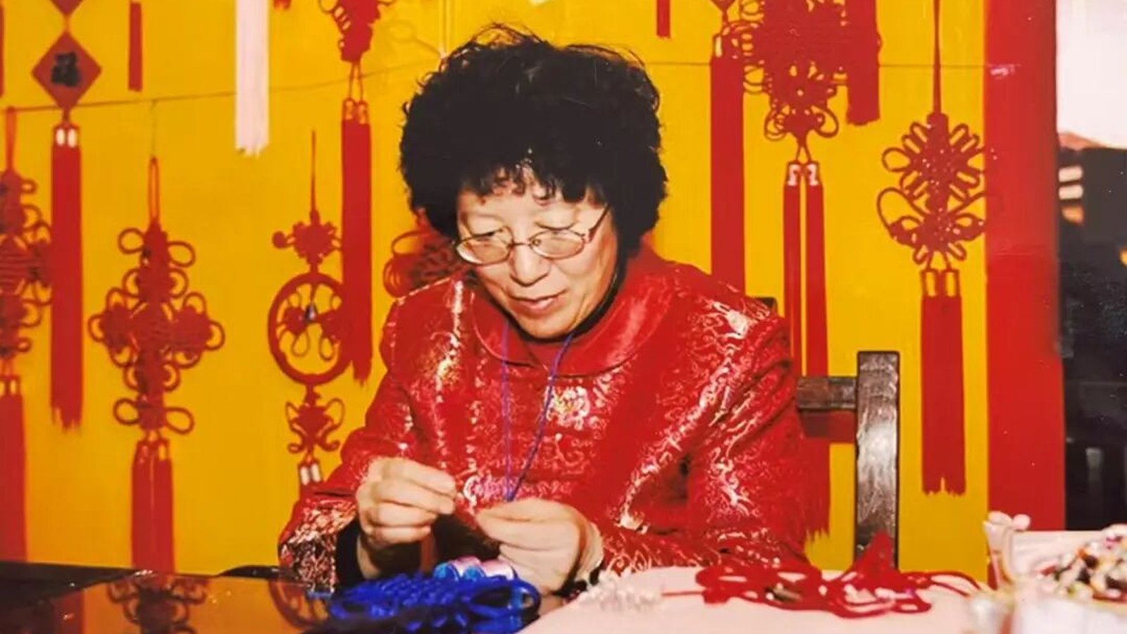 Mi Lingzhu: The Chinese Knot Master Who Ties Blessings for the World