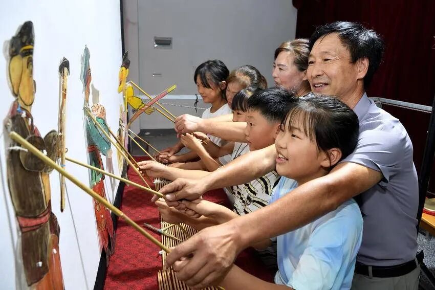 Zou Guichang: Saving Baokang's One-Armed Shadow Puppetry