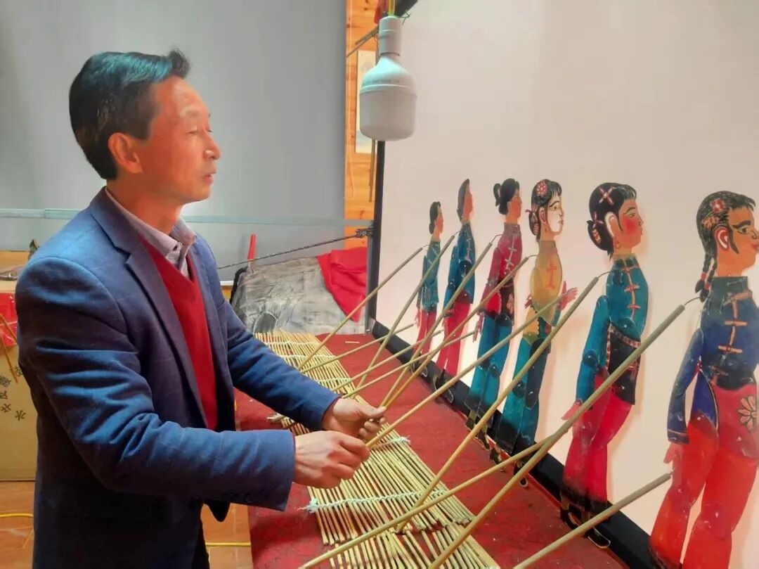 Zou Guichang rehearsing with his troupe's puppets